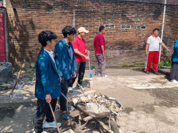 Jumat Bersih Bersama Mahasiswa MMD Filkom UB Kelompok 16