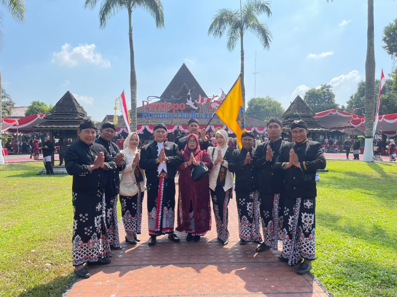 Lestarikan Budaya dan Sinergi Daerah, Perangkat Desa Rejoso Hadiri Puncak Hari Jadi ke-702 Kabupaten Blitar Lestarikan Budaya dan Sinergi Daerah, Perangkat Desa Rejoso Hadiri Puncak Hari Jadi ke-702 Kabupaten Blitar